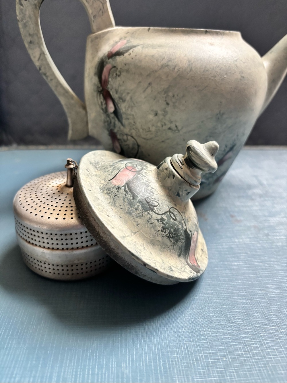 Vintage teapot with strainer . - Picture 11 of 12